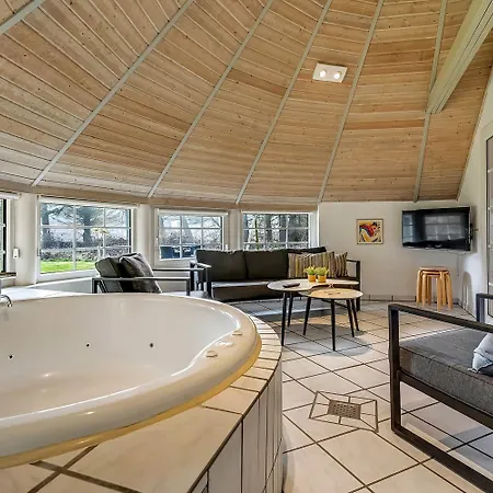 Dom wakacyjny Charming Thatched With Kitchen-sj421