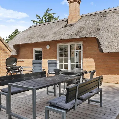Charming Thatched With Kitchen-sj421 Harboør