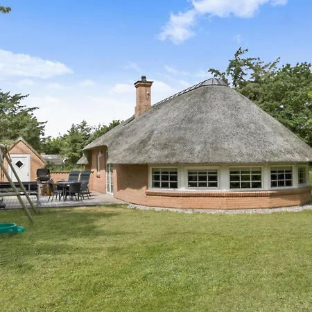 Charming Thatched With Kitchen-sj421 Harboør