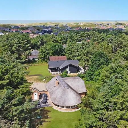 Dom wakacyjny Charming Thatched With Kitchen-sj421